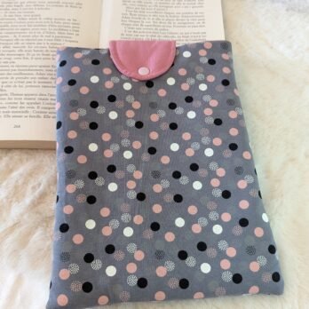 Protège livre format broché ,avec rabat, des pois roses /blancs fond gris