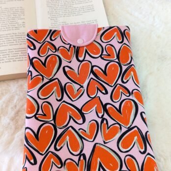 Protège livre format broché ,avec rabat, des gros cœurs oranges