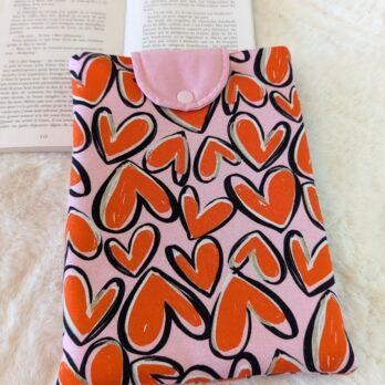 Protège livre format poche ,  avec un rabat , des cœurs oranges