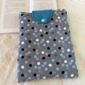 Protège livre format poche ,  avec un rabat , pois vert canard/ blancs fond gris