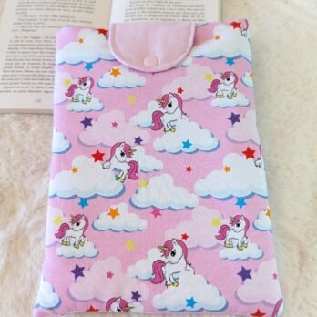 Protège livre format poche ,  avec un rabat , des licornes