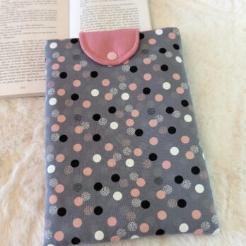 Protège livre format poche ,  avec un rabat , pois roses/ blancs fond gris