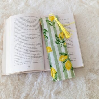 Marque page , en coton , rembourré, avec pompon , des citrons
