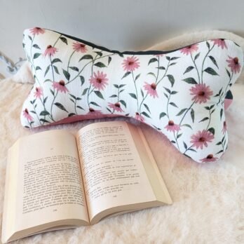 Coussin de lecture , cale nuque , des fleurs tons rose/ vert