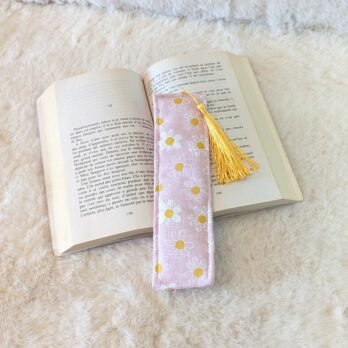 Marque page , en coton , rembourré, avec pompon , des pâquerettes