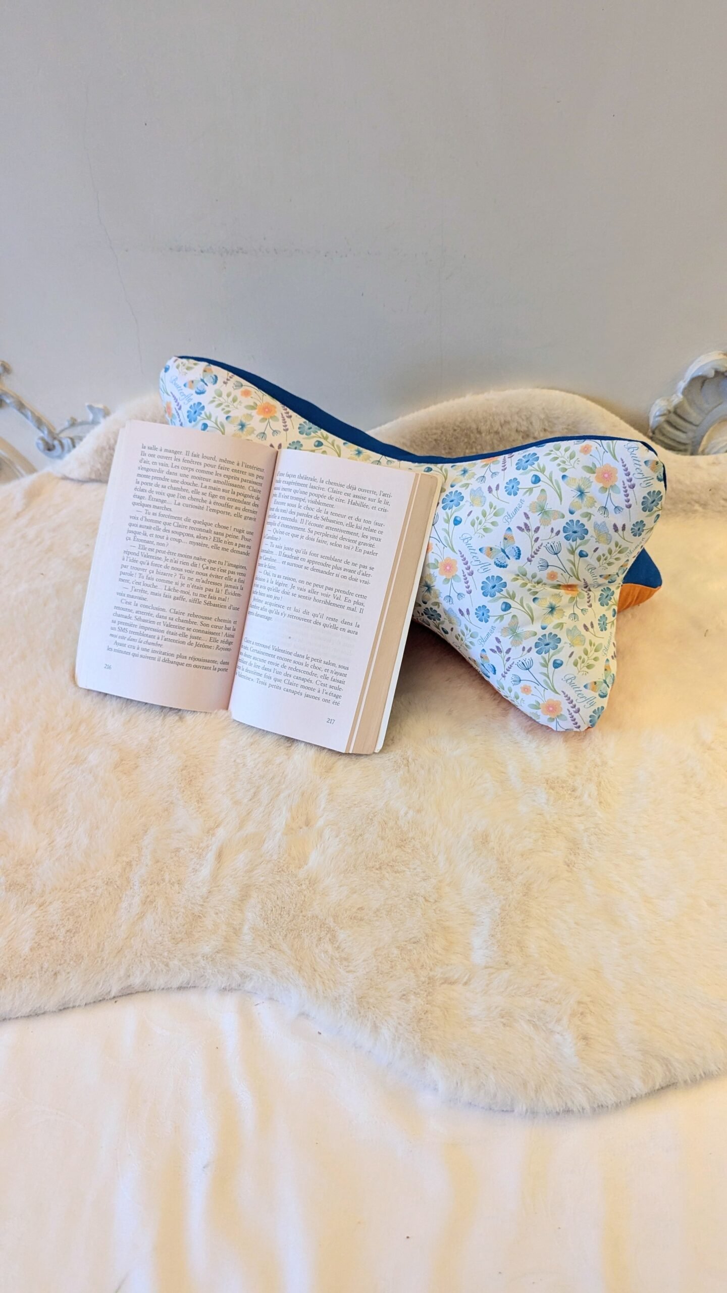 Coussin de lecture , cale nuque , petites fleurs bleues/oranges – Image 2