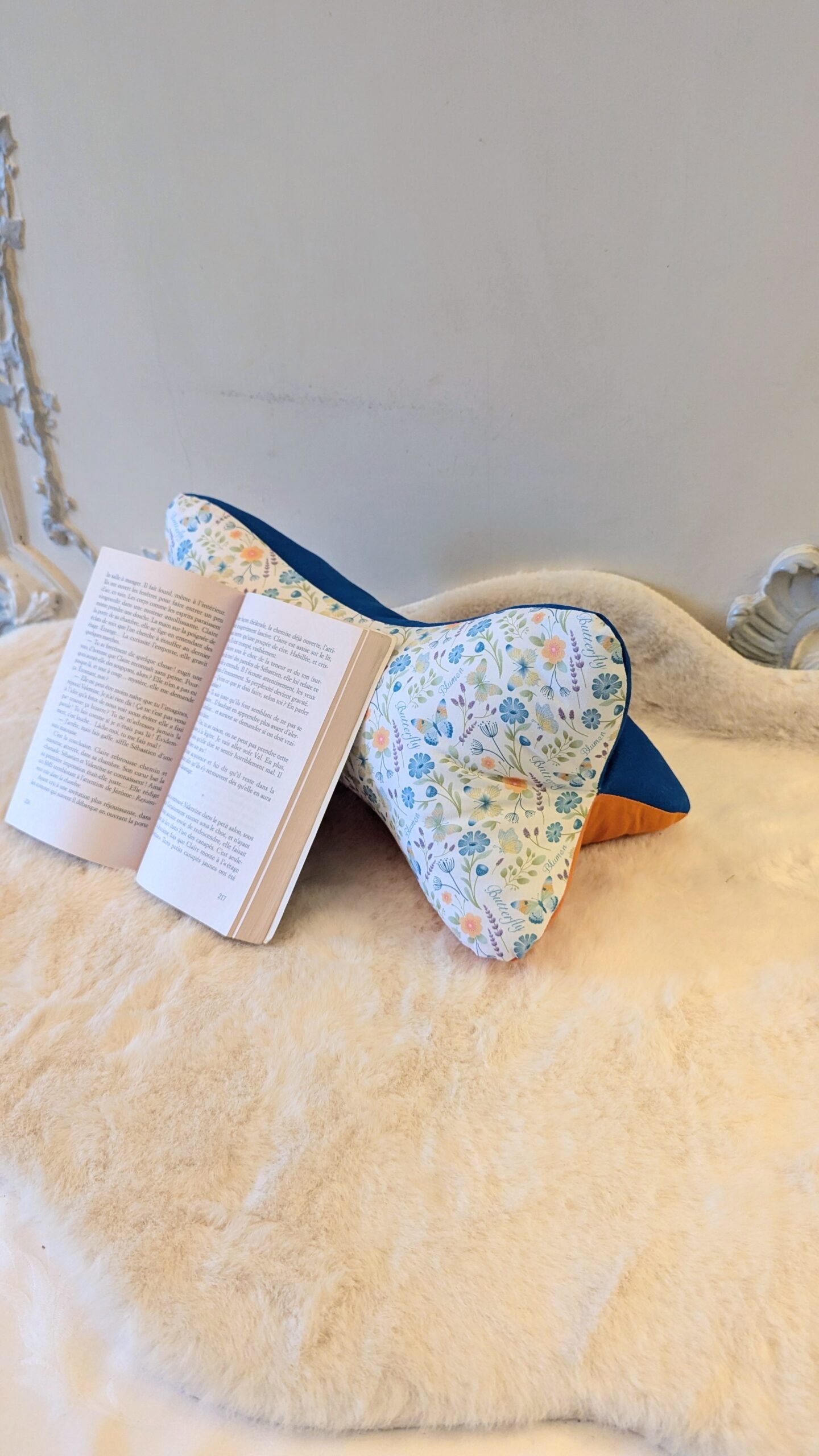 Coussin de lecture , cale nuque , petites fleurs bleues/oranges – Image 3