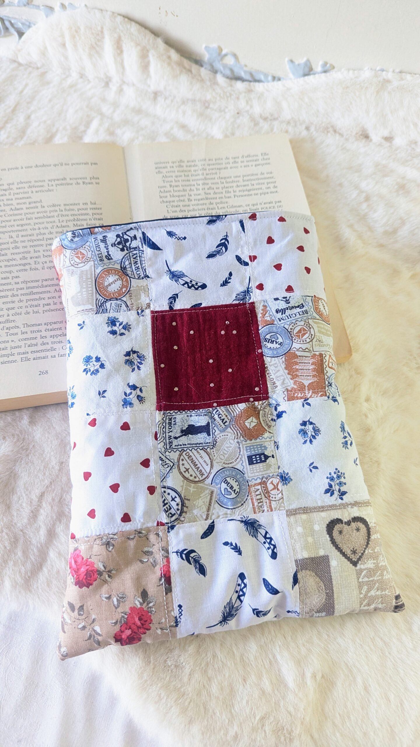 Protège livre format poche ou broché , patchwork bleue marine / rouge – Image 3