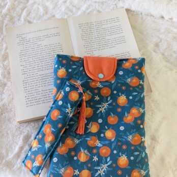 Protège livre format broché ,avec rabat, des oranges, avec marque page
