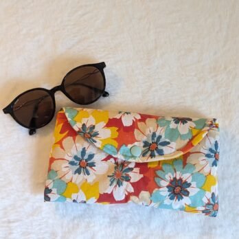 Etui à lunettes imperméable , avec rabat , fleurs colorées