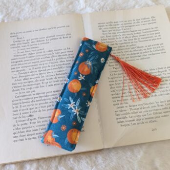 Marque page , en coton , rembourré, avec pompon , des oranges