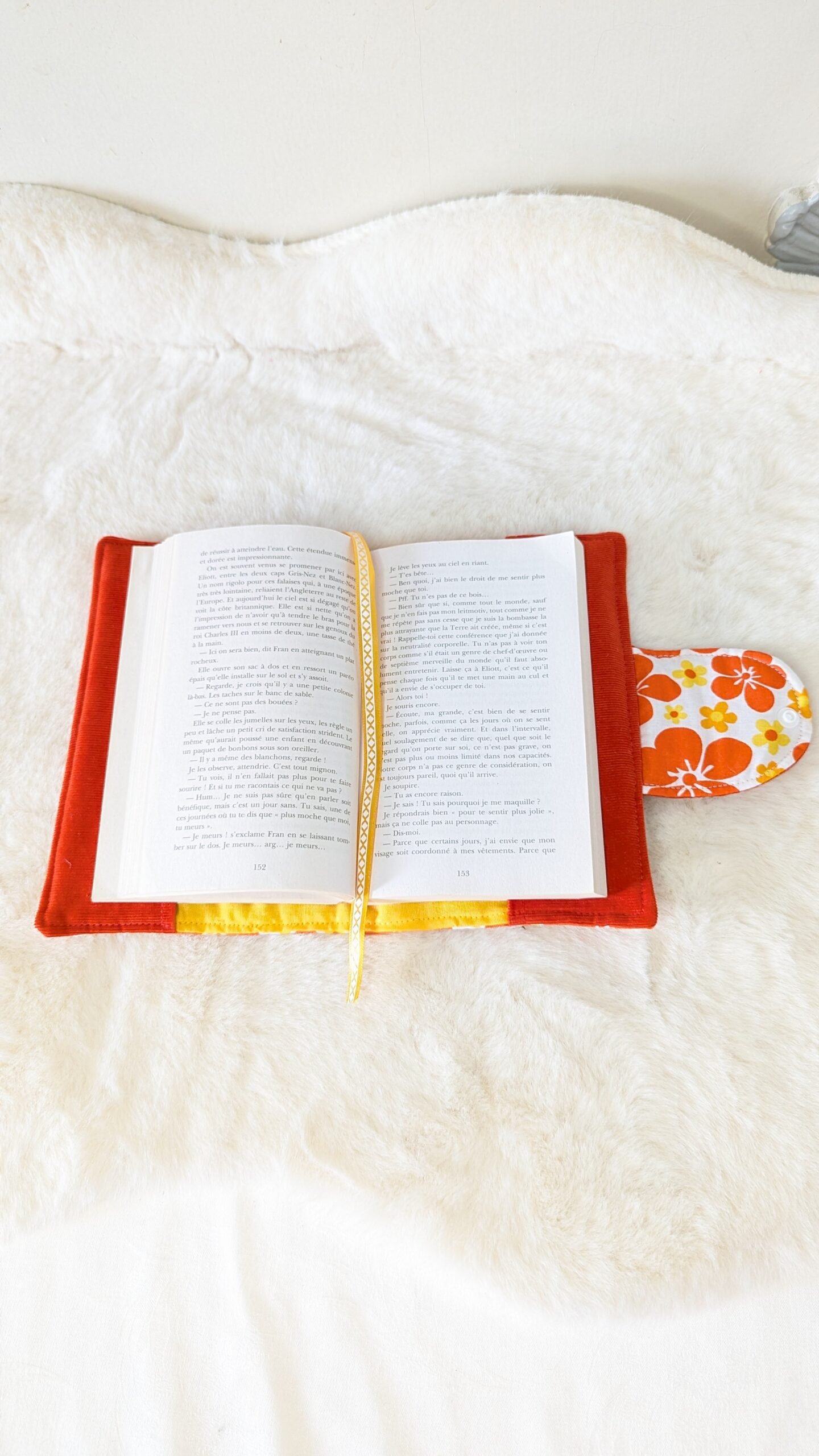 Protège livre format poche , avec un rabat sur le coté ,fleurs oranges – Image 3