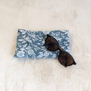 Etui à lunettes imperméable , avec rabat , fleurs blanches fond bleu