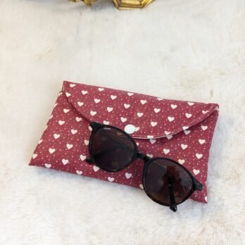 RESERVE pour Manuela Etui à lunettes imperméable , avec rabat , des cœurs fond rouge