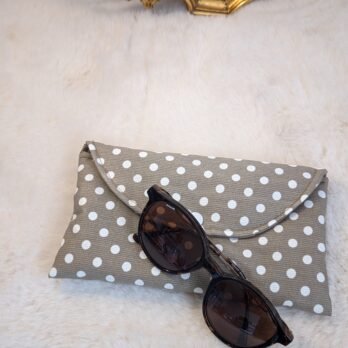 Etui à lunettes imperméable , avec rabat , fond taupe pois beiges