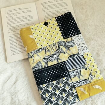 Protège livre format poche , patchwork jaune/noir/ zèbre