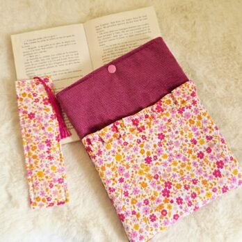 Protège livre format poche , avec poche velours mauve petites fleurs / Mp assorti