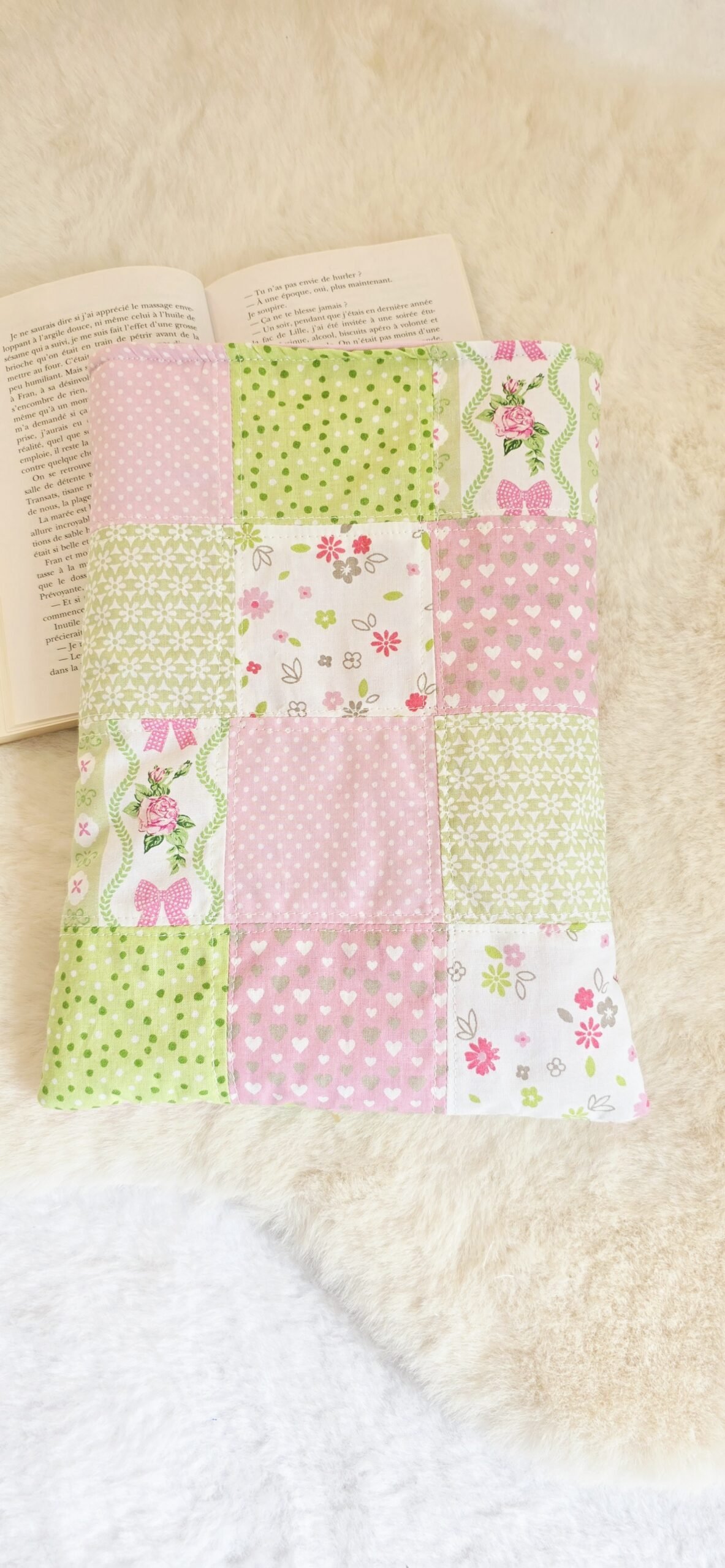 Protège livre format poche ou broché , patchwork Rose /vert / noeuds – Image 3