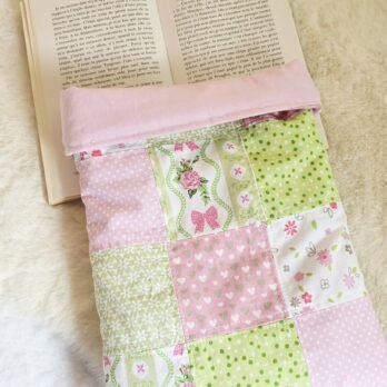 Protège livre format poche ou broché  , patchwork  Rose /vert / noeuds