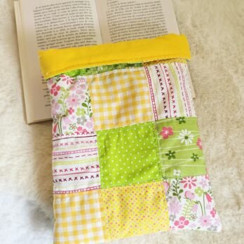Protège livre format poche ou broché  , patchwork  jaune / vert / fleurs