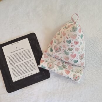 RESERVE pour Clémence  Support livre/ liseuse  de forme berlingot, motif des coeurs pastel