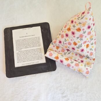 Support livre/ liseuse  de forme berlingot, motif floral orange/ rose / blanc