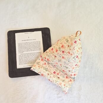 Support livre/ liseuse  de forme berlingot, motif des fleurs rouges/oranges/beige