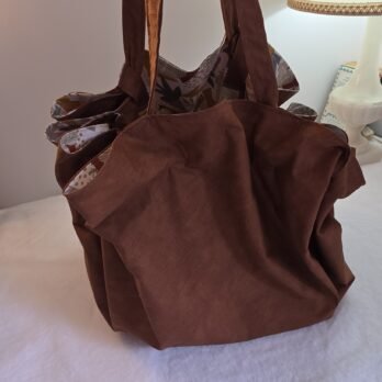 Grand sac fourre tout en tissu doublé enduit  , marron /feuilles d'automne