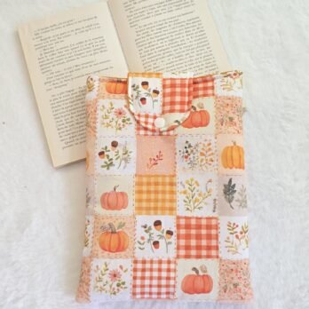 Protège livre format poche ,  avec un rabat ,motif patchwork citrouille