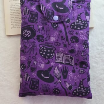 Protège livre format poche ,  avec un rabat ,motif halloween violet